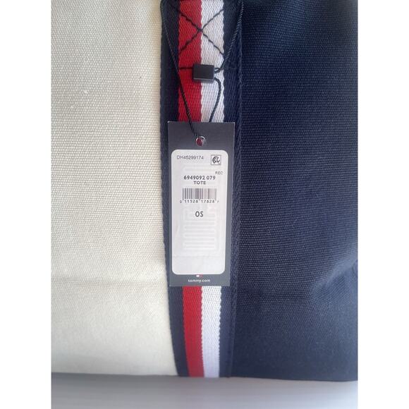 Tommy Hilfiger Duffle Bag - Picture 8 of 11